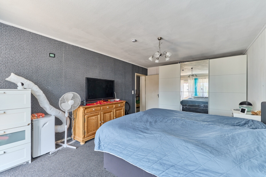 Gepflegtes Reihenendhaus in ruhiger und familienfreundlicher Wohnlage !! - Elternschlafzimmer (2) OG