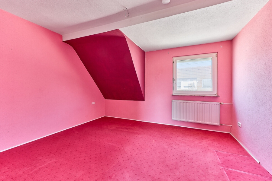 Attraktives Vierfamilienhaus mit ca. 300 qm Wohnfläche -Kapitalanlage oder Mehrgenerationenwohnen in LU-Oppau! - DG Zimmer