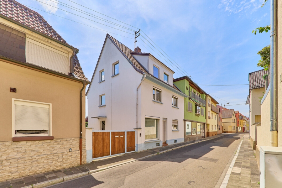 Attraktives Vierfamilienhaus mit ca. 300 qm Wohnfläche -Kapitalanlage oder Mehrgenerationenwohnen in LU-Oppau! - Aussenansicht