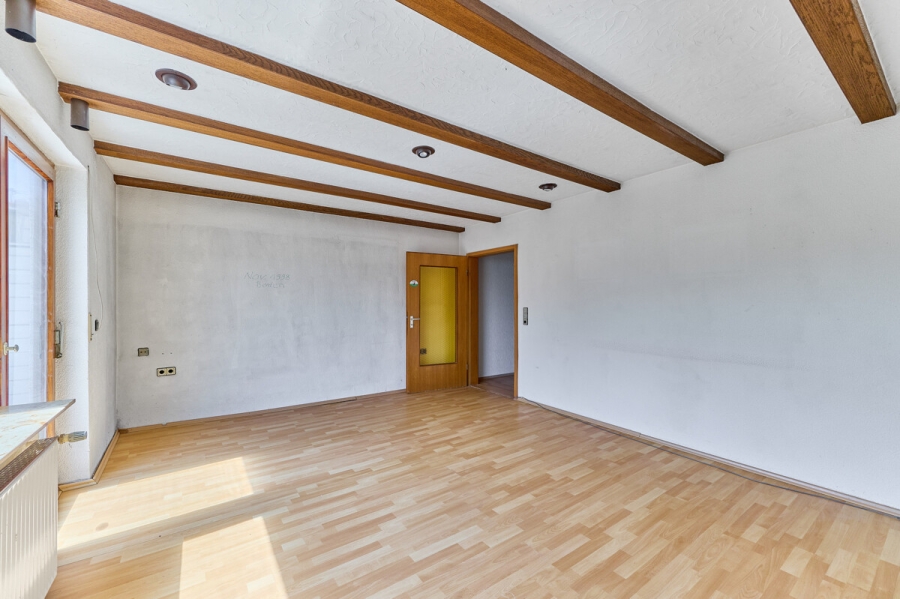 Attraktives Vierfamilienhaus mit ca. 300 qm Wohnfläche -Kapitalanlage oder Mehrgenerationenwohnen in LU-Oppau! - 1.OG Zimmer
