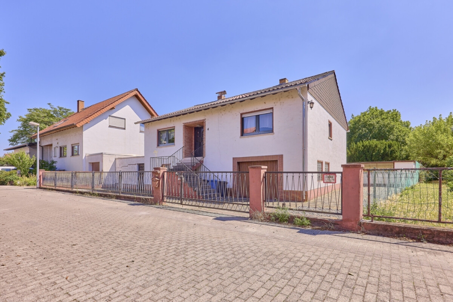 Einfamilienhaus mit großem Grundstück in Worms-Wiesoppenheim zu verkaufen !! - Aussenansicht (1)