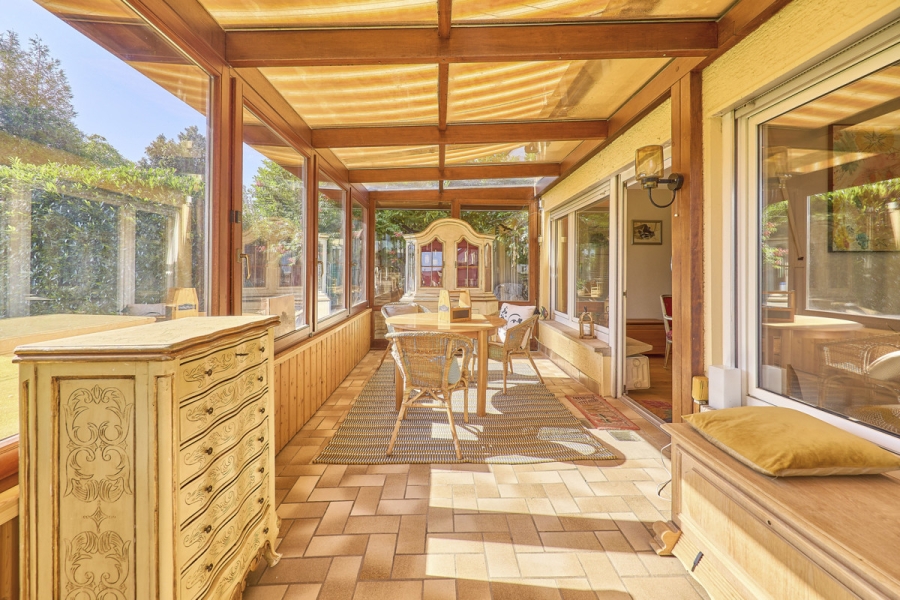 Zweifamilienhaus mit zwei separaten Wohneinheiten !! - Wintergarten