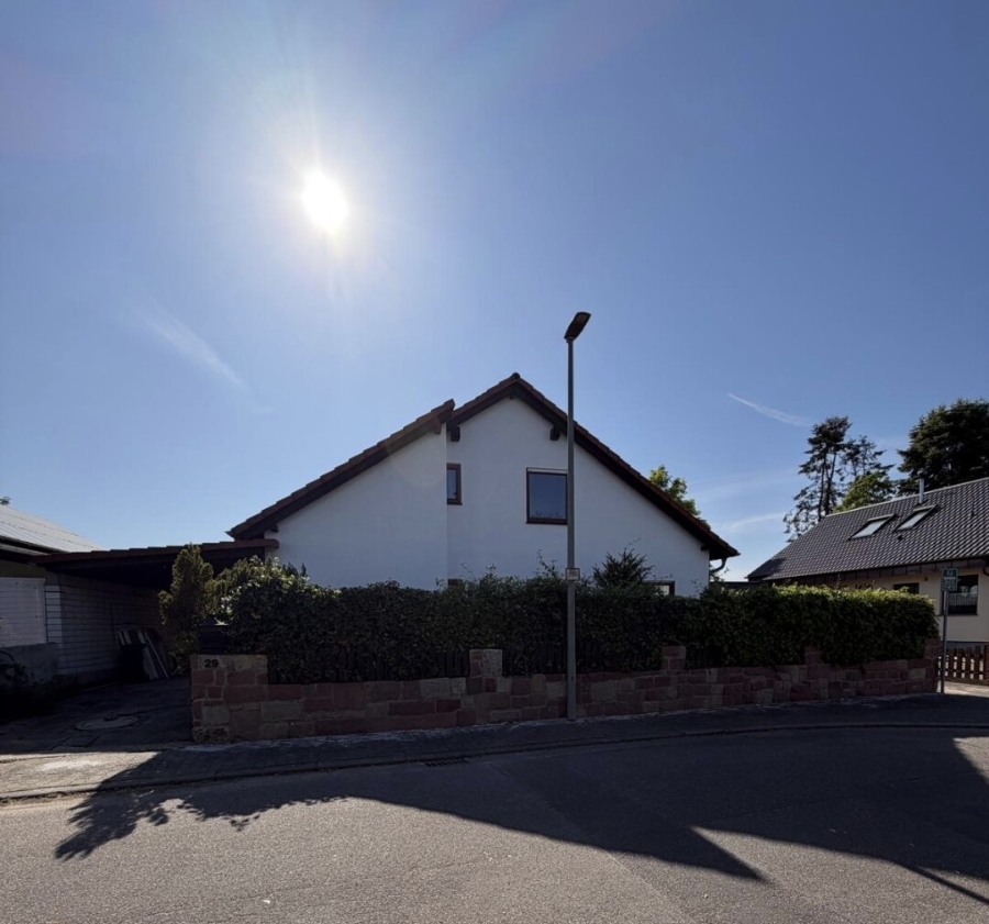 Schönes Freistehendes Einfamilienhaus in Römerberg zu vermieten ! - Aussenansicht