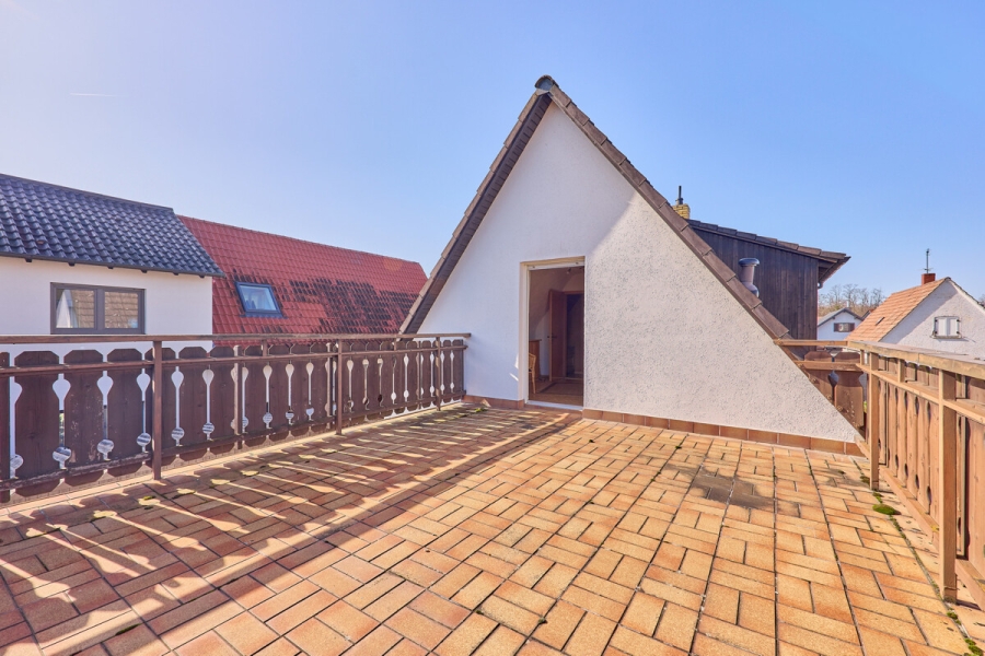 Freistehendes Einfamilienhaus mit Garage auf sonnigem Eckgrundstück in Toplage !! - Balkon/Terrasse (2) DG