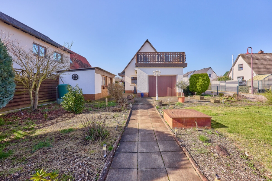 Freistehendes Einfamilienhaus mit Garage auf sonnigem Eckgrundstück in Toplage !! - Gartenansicht (2)