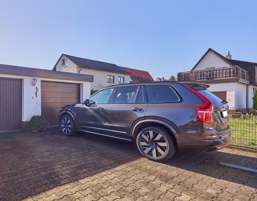 Freistehendes Einfamilienhaus mit Garage auf sonnigem Eckgrundstück in Toplage !! - Garage