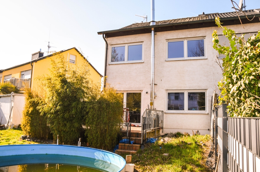 Charmantes Reihenendhaus in Hessheim in ruhiger Lage zu verkaufen !! - Gartenansicht