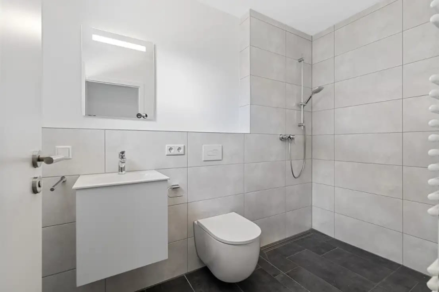 Hochwertige Maisonettewohnung mit 2 Bädern und Kfz-Stellplatz ! - Gäste-WC mit Dusche