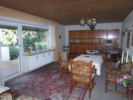 Gepflegtes 1-2 Familienhaus in ruhiger Lage mit 5 Garagen - BILD