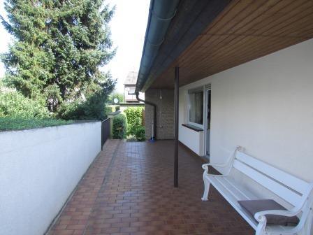 Gepflegtes 1-2 Familienhaus in ruhiger Lage mit 5 Garagen - BILD